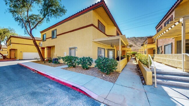 Building Photo - 2 BDR / 2.5 BATH SPACIOUS HOME