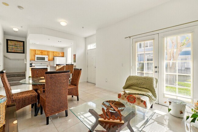 Building Photo - Charming and Spacious 4-Bedroom, 3-Bathroom Fully Furnished Townhome  in the Sought-After Venetia...