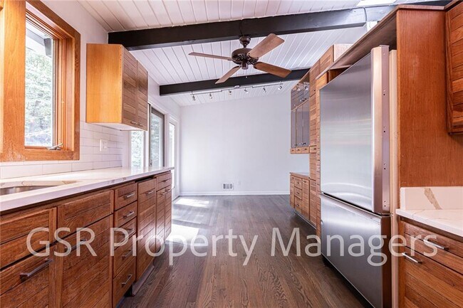 Building Photo - 2026 N Akin Dr NE