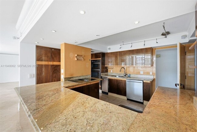 Building Photo - 3 Grove Isle Dr