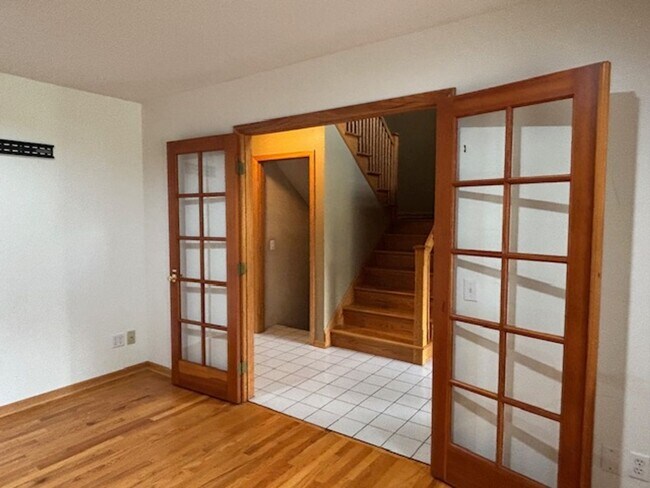 Building Photo - Spacious 4 BR/4 BA Single-Family Home in a...