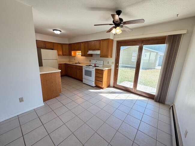 Building Photo - AVAILABLE MAY - Large 2 Bedroom Apartment!