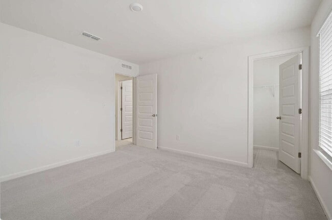 Building Photo - Spacious 3-Bed Townhouse w/ Two Car Garage