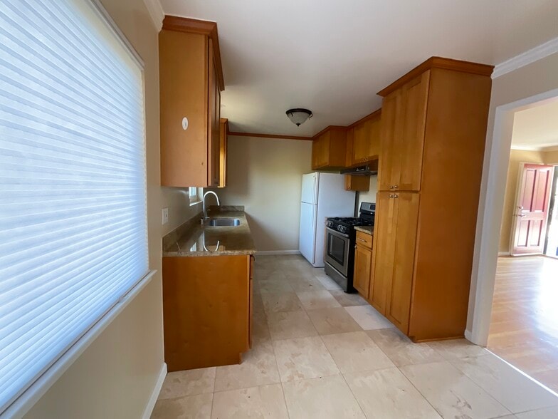 Refrigerator, gas range and pantry - 1822 Roosevelt Ave