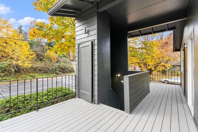 Building Photo - Charming, newly renovated West Linn apartment