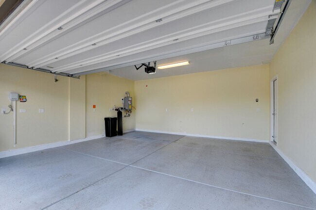 Building Photo - SPARKLING POOL in TULE SPRINGS