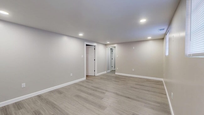 Building Photo - 1033 E 51st Pl