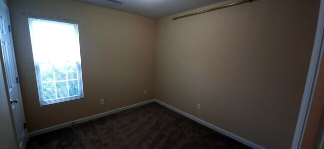 Building Photo - Great one level home close to shopping and highway