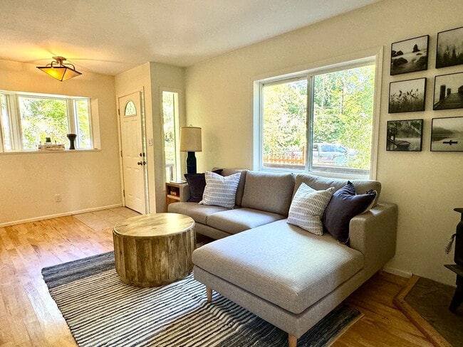 Building Photo - Absolutely Darling INDIANOLA cottage, full...