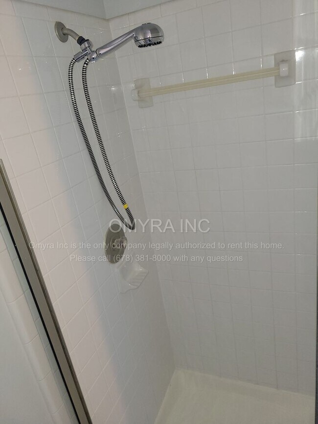 Building Photo - Gorgeous Newly Renovated 3 Bedroom House i...