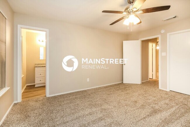 Building Photo - 4 Bedroom Pet-Friendly Home in Houston, TX with Main Street Renewal
