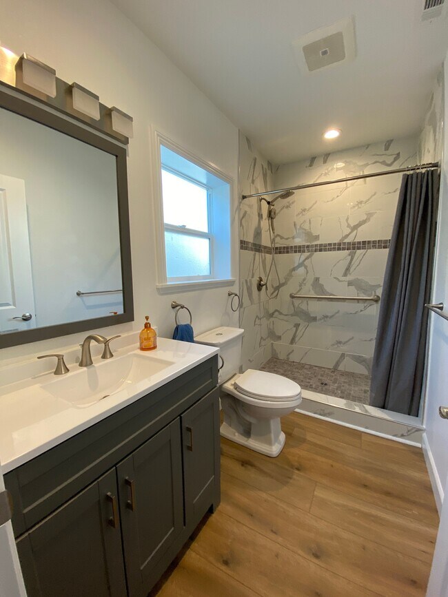 Building Photo - 1341 N Coronado St