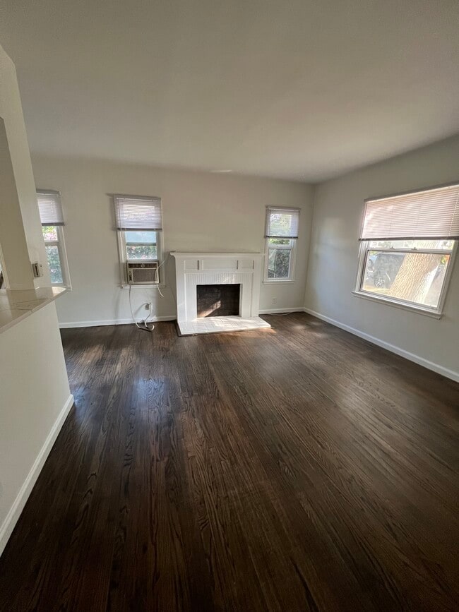 Building Photo - 702 N Catalina St