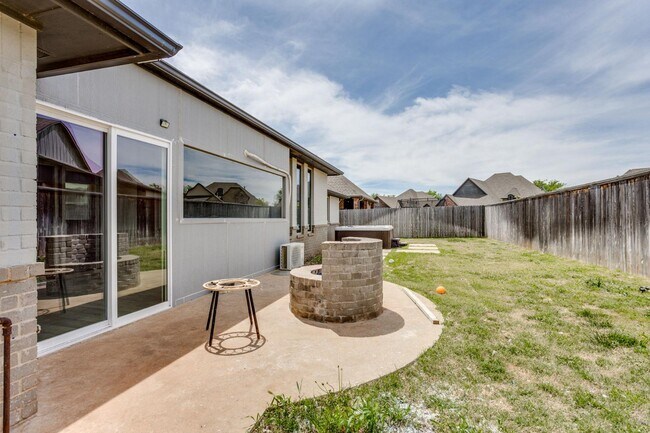 Building Photo - 2125 Heavenly Dr