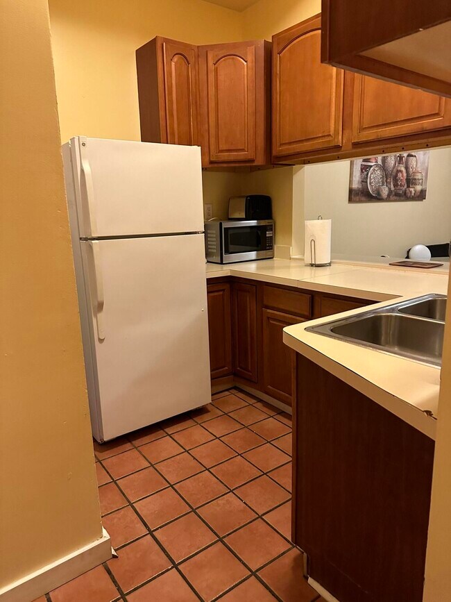 Building Photo - 646 Monmouth St