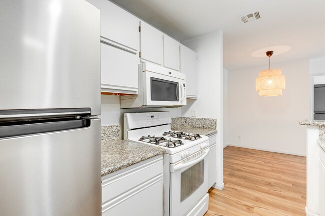 Building Photo - GUARD GATED 2 BEDROOM CONDO!