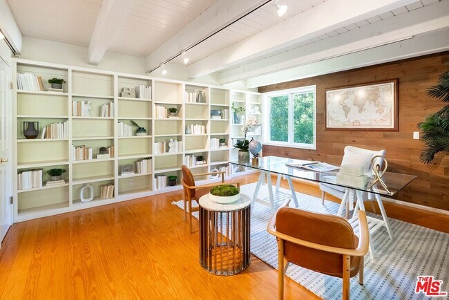 Building Photo - 21338 Colina Dr
