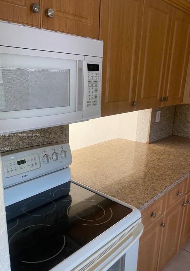 Building Photo - 18900 NE 3rd Ct