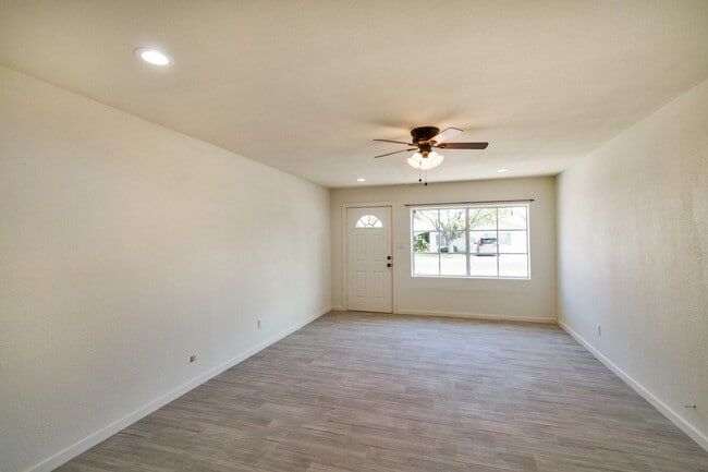 Building Photo - Huge Yard backing the 60.  5 Bed 3 Bath house at ASU