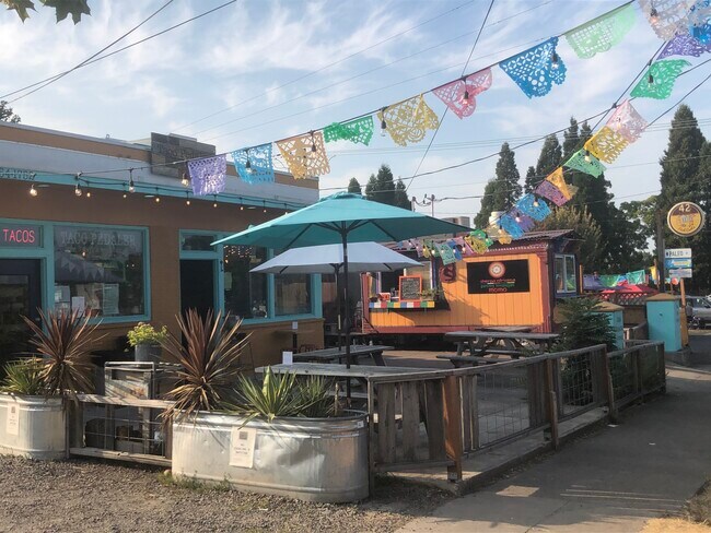 Building Photo - 3832 NE Roselawn St