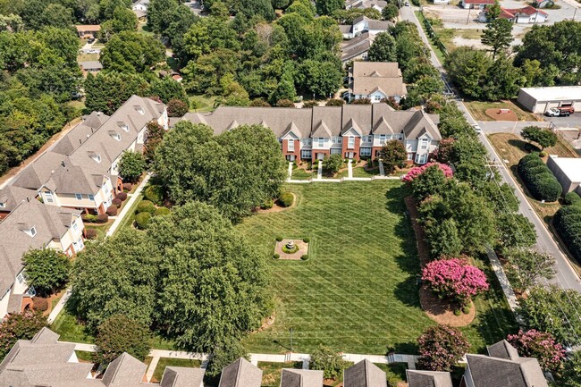 Building Photo - Davidson Townhouse