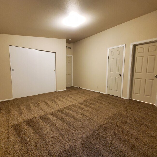 Building Photo - Pet Friendly 4 bedroom 2 bath home w/ 2 car garage