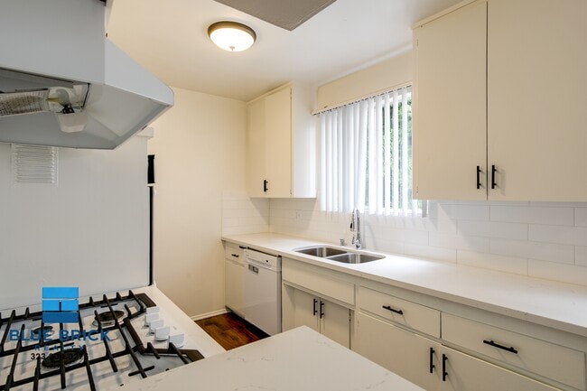 Building Photo - 426 Rexford Dr