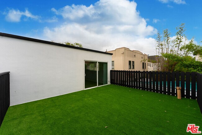 Building Photo - 825 S Detroit St