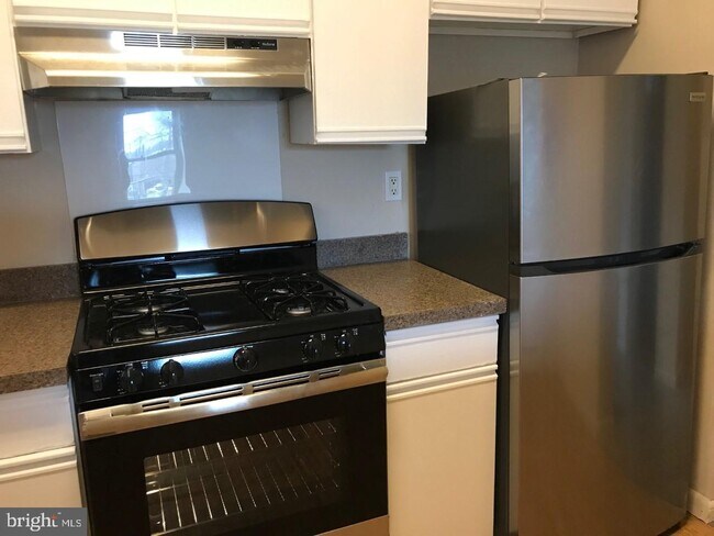 Building Photo - 215 High St