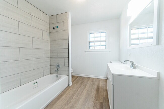 Building Photo - Spacious 3/2 with 2 Living Areas!