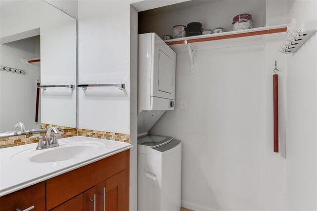 Building Photo - 7685 Northcross Dr