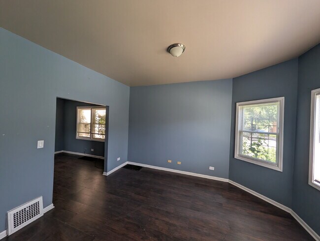 Building Photo - Spacious 1BR/1BA with Off-Street Parking – $1,000/Month