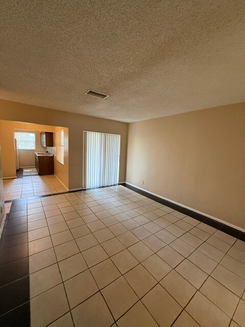 Building Photo - 3907