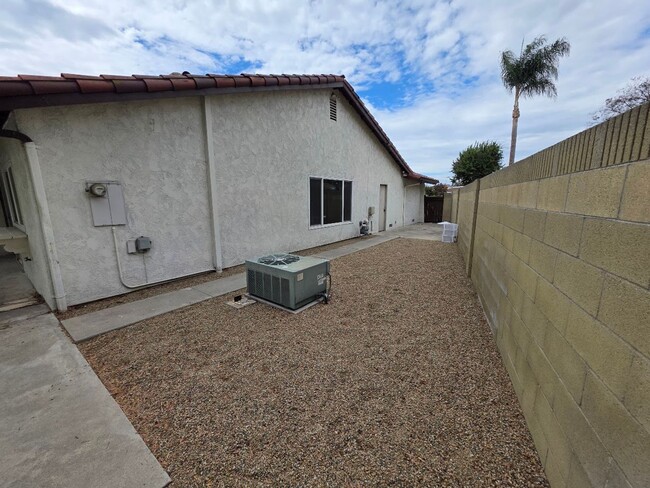 Building Photo - SPACIOUS 4BD/2BA WITH GARAGE, LAUNDRY AND ...