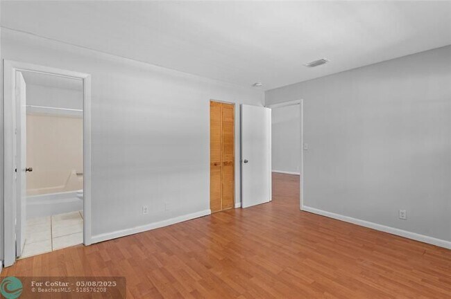 Building Photo - 4325 NW 5th Ave