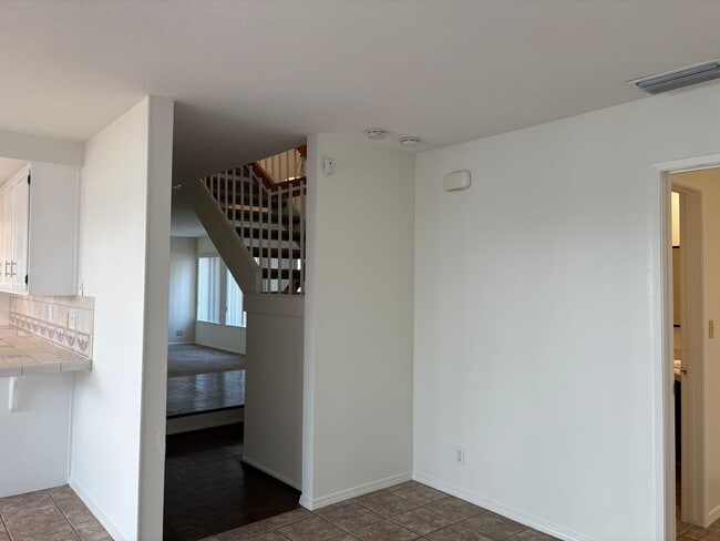 Building Photo - Spacious 5 bedroom 2 1/2 bathroom Westpark...