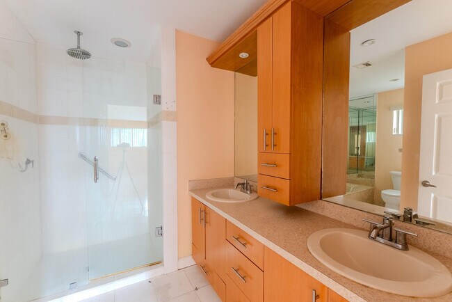 Building Photo - 626 NE 195th St