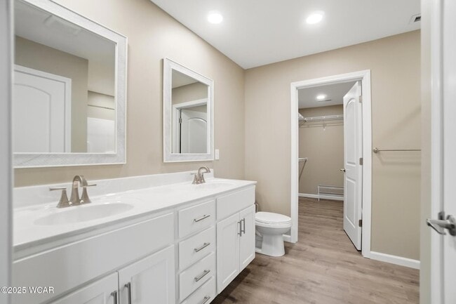 Building Photo - 2888 Lake Cir Dr