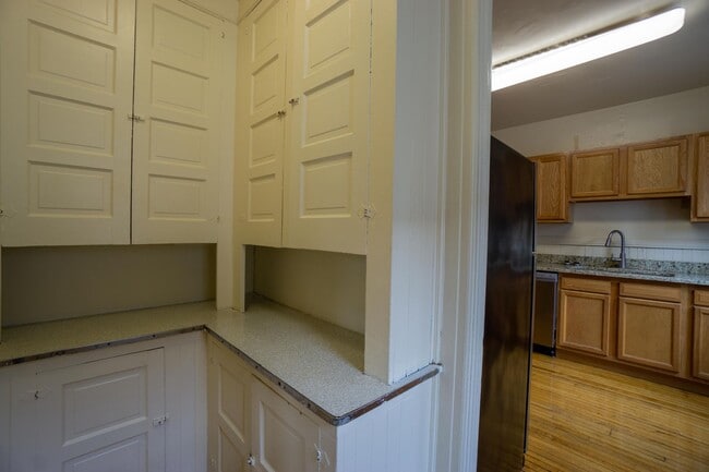 Building Photo - 3 Bedroom Apartment Close to Campus - 8/1/26