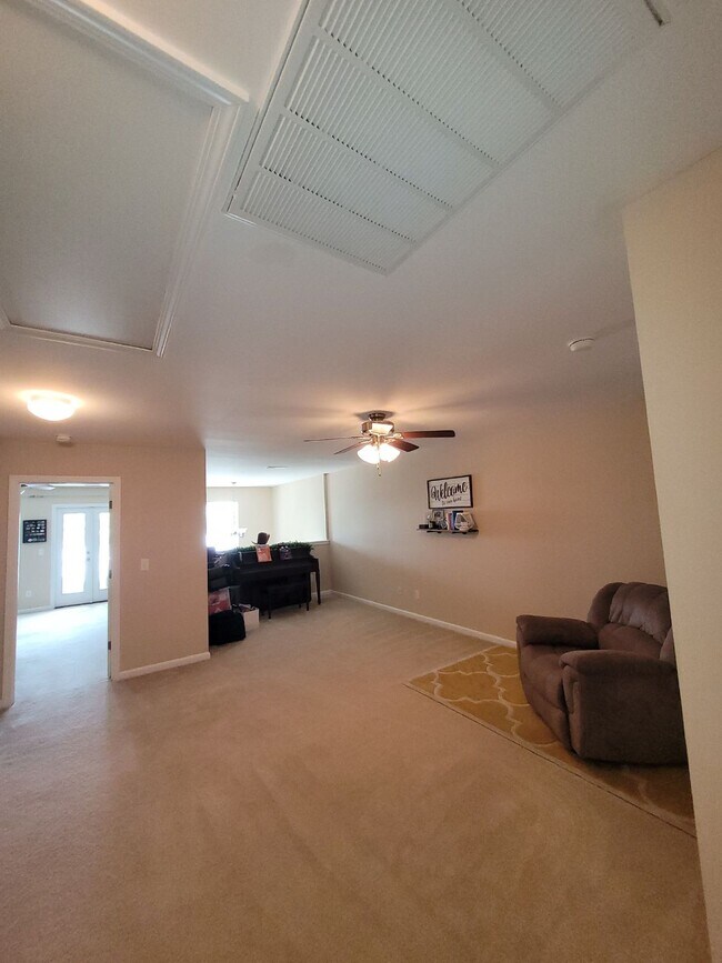 Building Photo - Spacious, Four Bedroom Townhouse With a View!