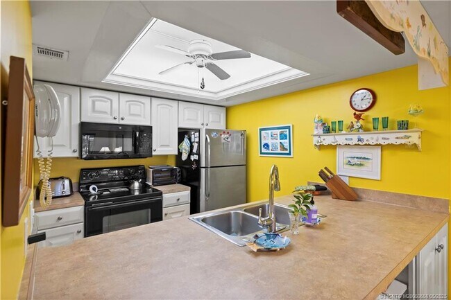 Building Photo - 5571 NE Gulfstream Way