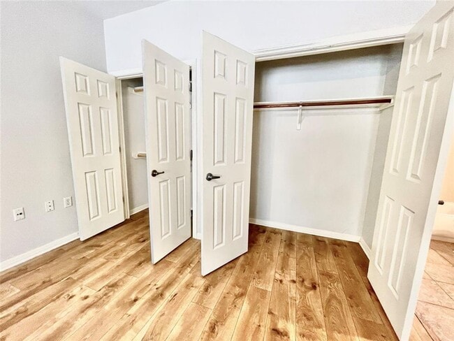 Building Photo - Spacious 4 Bed, 2.5 Bath. Perfect size and...