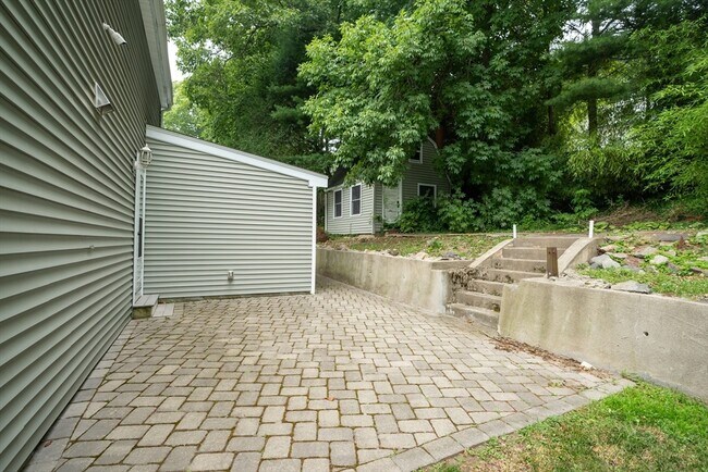 Building Photo - 592 Poplar St