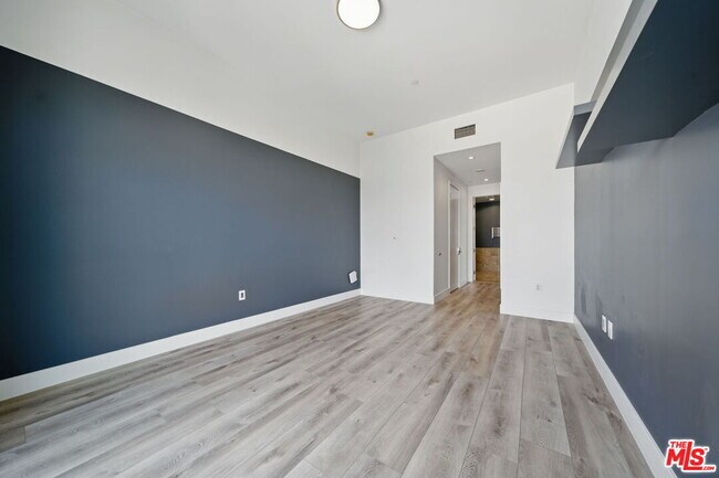Building Photo - 3223 W 6th St