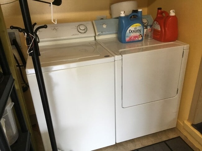 Building Photo - Modern  Conveniences