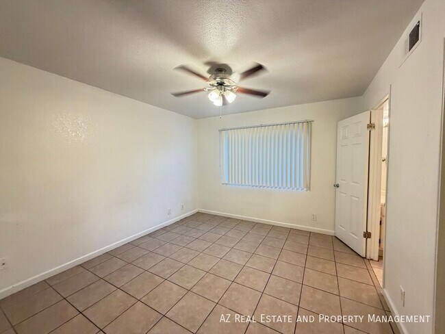 Building Photo - 1620 E Cambridge Ave