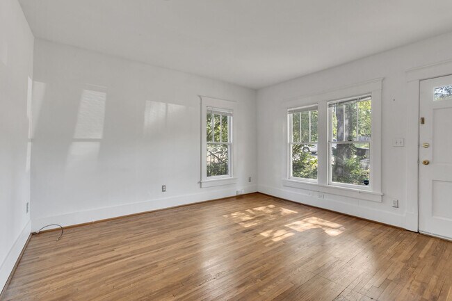 Building Photo - Charming Sylvan Park Shotgun Apartment in a Darling Triplex!