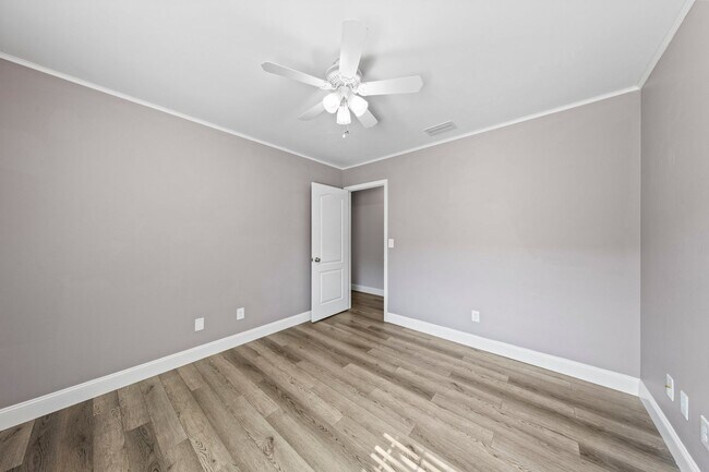 Building Photo - Spacious 4 Bedroom in Bluewater Bay w/ Large POOL!!