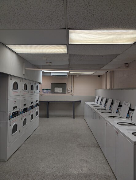 Laundry in building - cashless payment - 300 M St SW