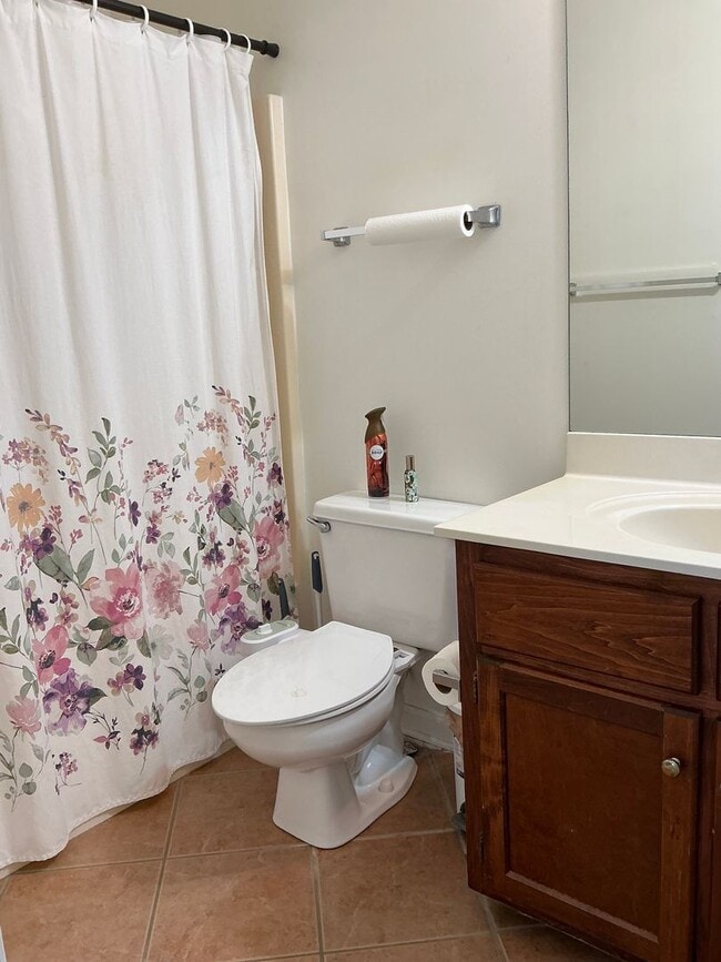 Building Photo - 1 Bedroom/2 .5 Bath Condo located in River...